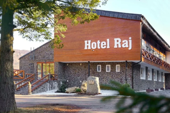 Budynek Hotelu Raj w Dedinkach w Słowackim Raju