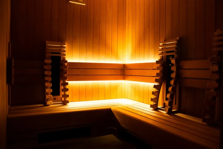 Kabina infrasauny z drewnianym wnętrzem i panelami na podczerwień w strefie wellness Hotelu Raj