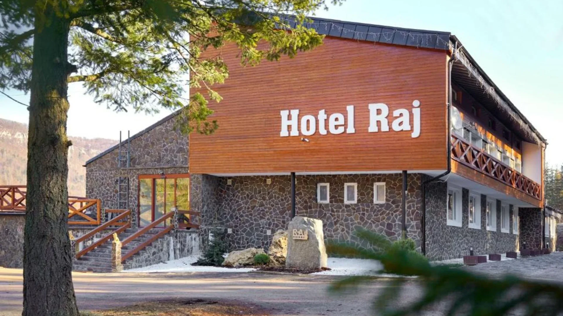 Budynek Hotelu Raj w Dedinkach w Słowackim Raju