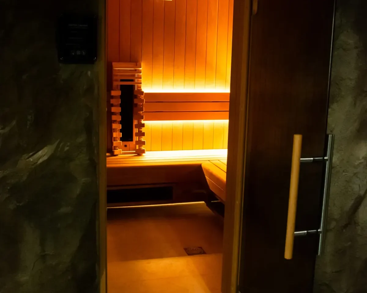 Kabína infrasauny s dreveným interiérom vo wellness Hotela Raj
