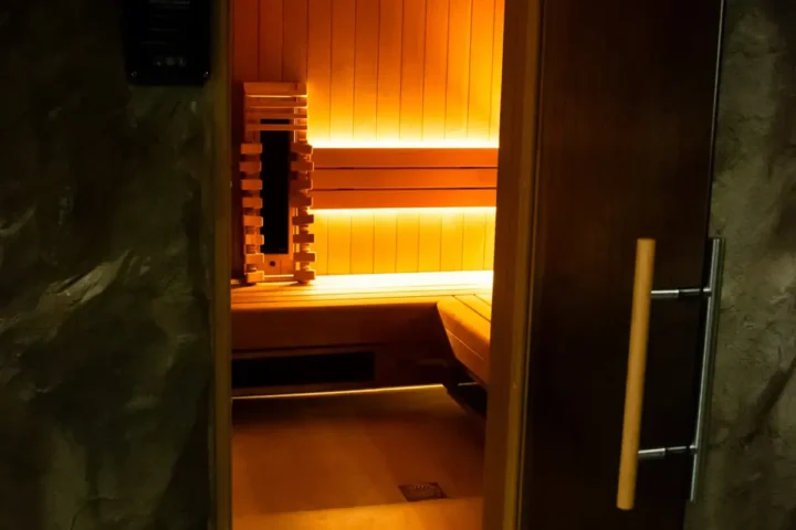 Kabina sauny na podczerwień z drewnianym wnętrzem w strefie wellness Hotelu Raj