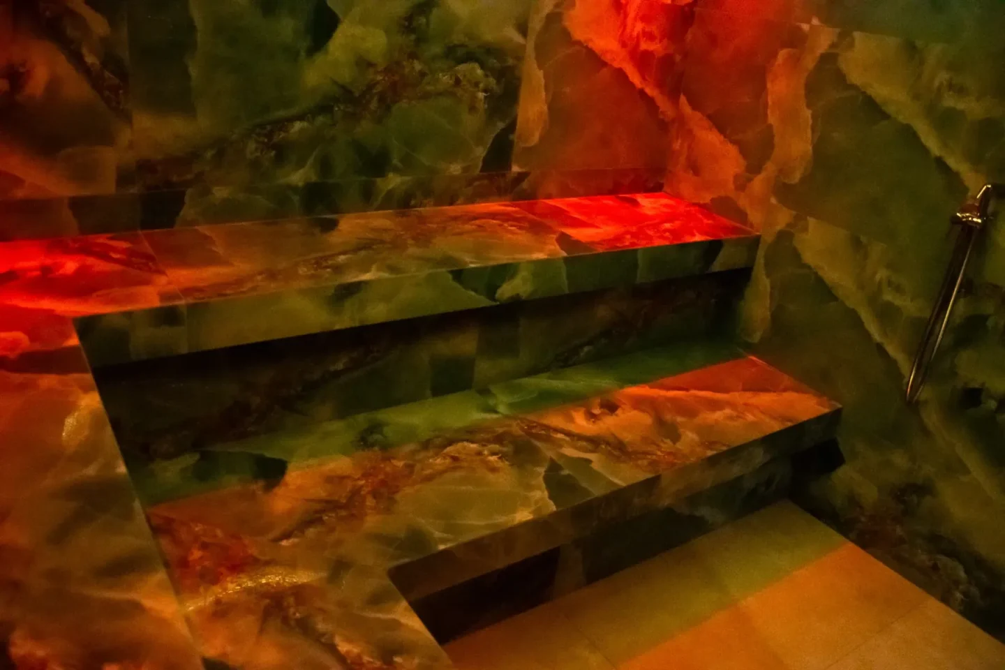 Sauna parowa z podświetlanymi ławami z onyksu