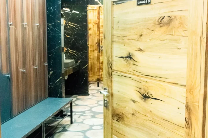 Szatnie wellness z szafkami i ławką